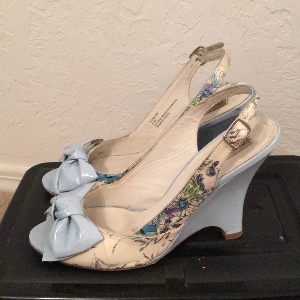 🦋White Baby Blue and Floral print wedges🦋